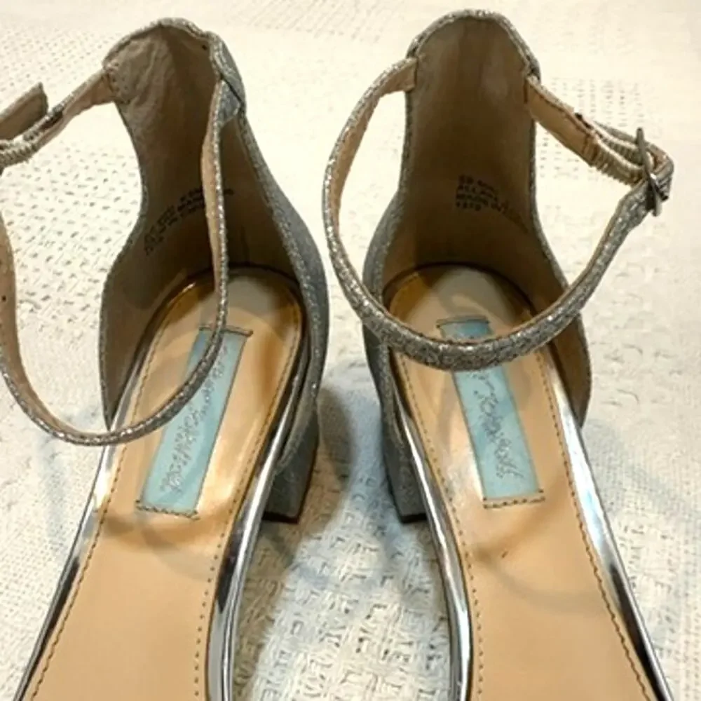 Blue by Betsey Johnson MIRI 8.5 silver glitter heeled sandal 3068